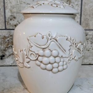 Seattle Inspirado Stonelite Antique White Cookie Jar Grapes/Vine Design